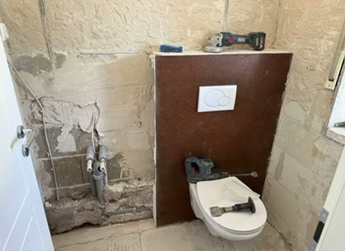 Gäste-WC mit Steinoptik – vor der Renovierung (Beispielansicht)